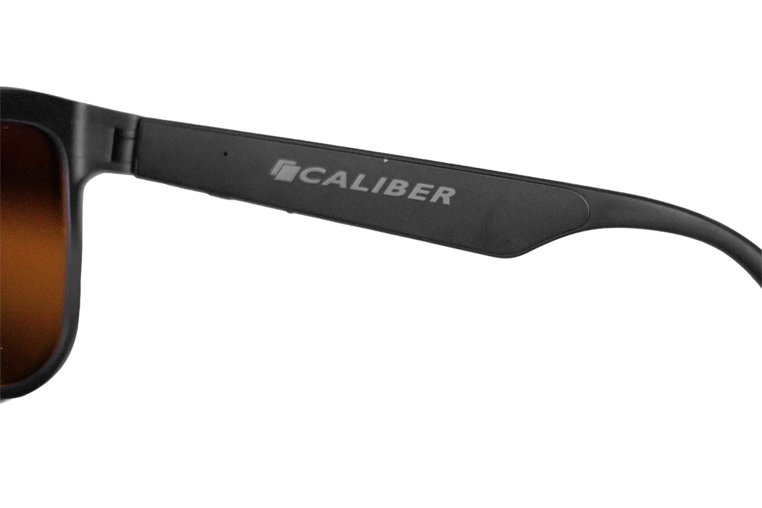 Soundglasses Slimme bluetooth zonnebril met gratis The Final lap polsbandje PsW 104)