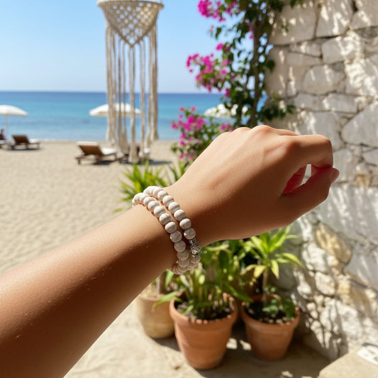 Armband ronde kralen met boeddha sluiting  in zomerse stijl wit