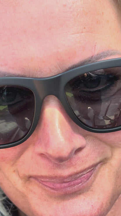 Soundglasses Slimme bluetooth zonnebril met gratis The Final lap polsbandje PsW 104)